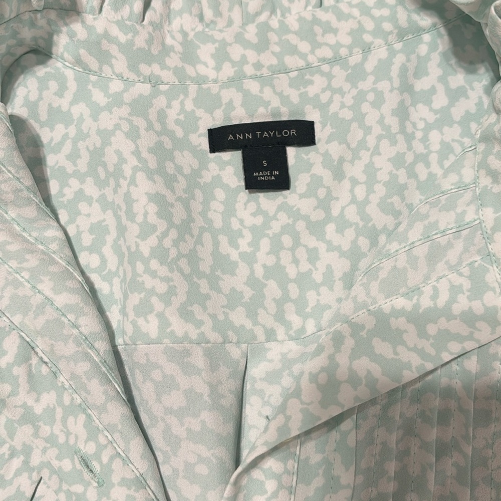 Ann Taylor shell. Excellent condition